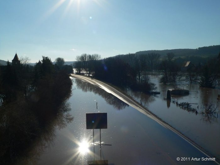 Hochwasser am 16.01.2011. Überflutete B 13 und Gärten bei Sommerhausen.