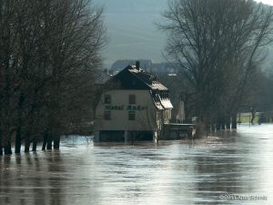 Hochwasser am 16.01.2011. Hotel Anker: Wohnhaus und Wirtschaft sind nur noch über einen schmalen Steg, zu erreichen. Türen und Fenster sind längst abgedichtet. Die Toiletten im Erdgeschoss versiegelt, der Ausschank im Biergarten abgebaut. Routine für Gastwirt Heinz Fuchs.