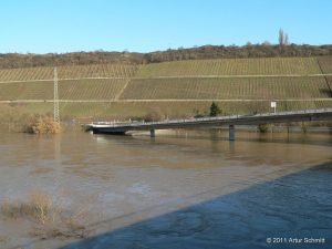 Hochwasser am 16.01.2011. Brückenauffahrt bei Sommerhausen von der B 13 her kommend.