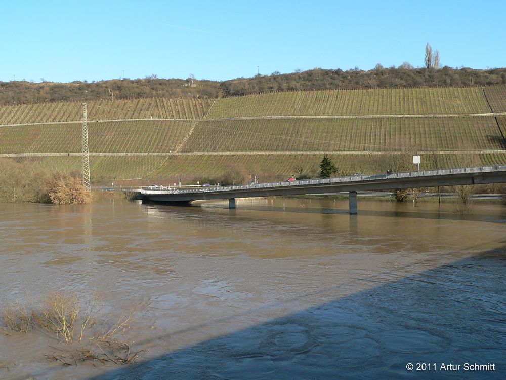Hochwasser am 16.01.2011. Brückenauffahrt bei Sommerhausen von der B 13 her kommend.