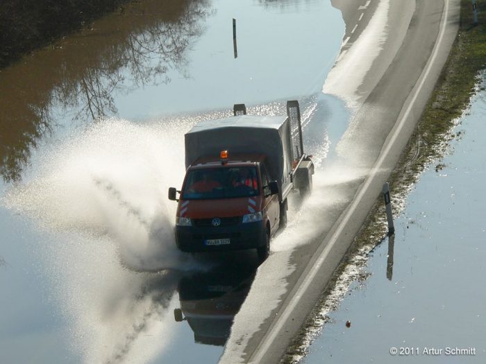 Hochwasser am 16.01.2011. Fahrzeug der Straßenmeisterei im Einsatz auf der überfluteten B 13 bei Sommerhausen.