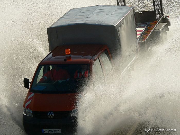 Hochwasser am 16.01.2011. Fahrzeug der Straßenmeisterei im Einsatz auf der überfluteten B 13 bei Sommerhausen.