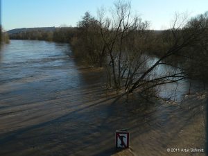 Hochwasser am 16.01.2011 in Würzburg. Blick vom Sebastian-Kneipp-Steg Richtung Heidingsfeld mit Katzenberg.
