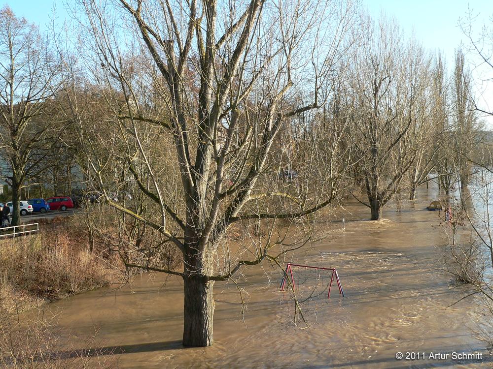 Hochwasser am 16.01.2011 in Würzburg. Überfluteter Spielplatz an der Kurt-Schumacher-Promenade.