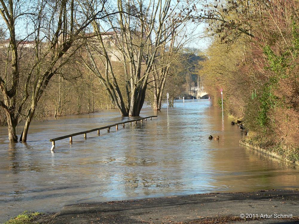 Hochwasser am 16.01.2011 in Würzburg. Überflutete Kurt-Schumacher-Promenade Richtung Ludwigsbrücke.