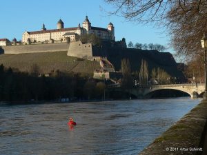 Hochwasser am 16.01.2011 in Würzburg. Festung Marienberg und Ludwigsbrücke (Löwenbrücke).