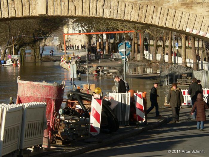 Hochwasser am 16.01.2011 in Würzburg. Überfluteter Ludwigkai unterhalb der Ludwigsbrücke (Löwenbrücke).