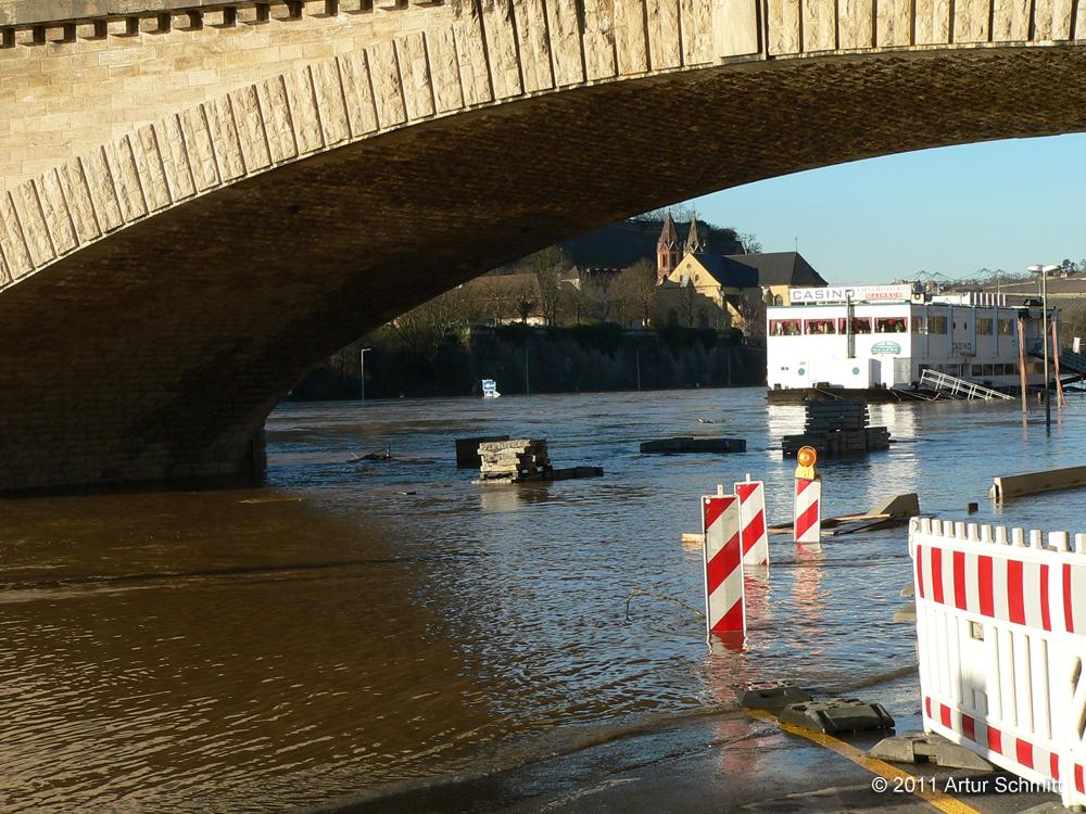 Hochwasser am 16.01.2011 in Würzburg. Unterhalb der Ludwigsbrücke: Blick auf St. Burkard und die Mainkuh.