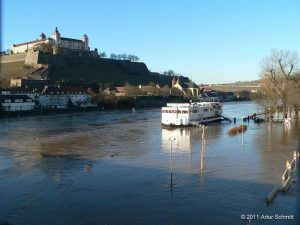 Hochwasser am 16.01.2011 in Würzburg. Festung Marienberg und Mainkuh.