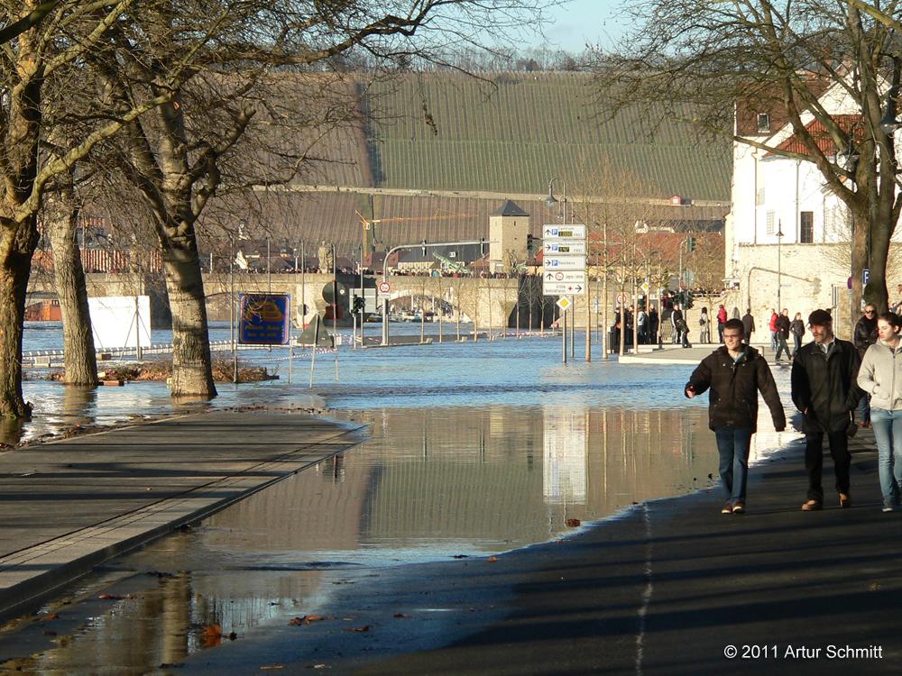 Hochwasser am 16.01.2011 in Würzburg. Willy-Brandt-Kai Richtung Oberer Mainkai mit Alter Mainbrücke.
