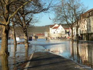 Hochwasser am 16.01.2011 in Würzburg. Willy-Brandt-Kai Richtung Felix-Freudenberger-Platz.