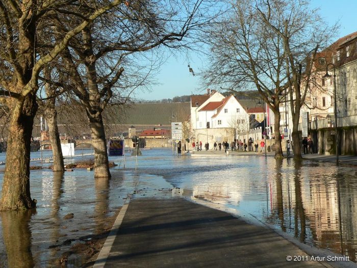 Hochwasser am 16.01.2011 in Würzburg. Willy-Brandt-Kai Richtung Felix-Freudenberger-Platz.