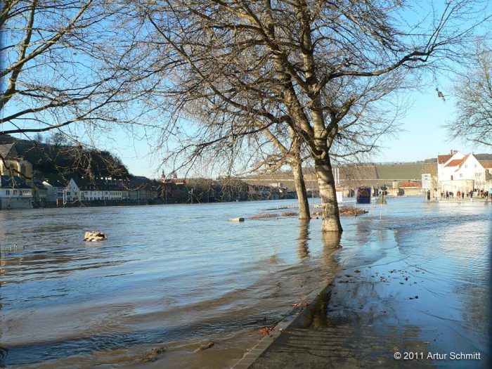 Hochwasser am 16.01.2011 in Würzburg. Der Main in Höhe Willy-Brandt-Kai.