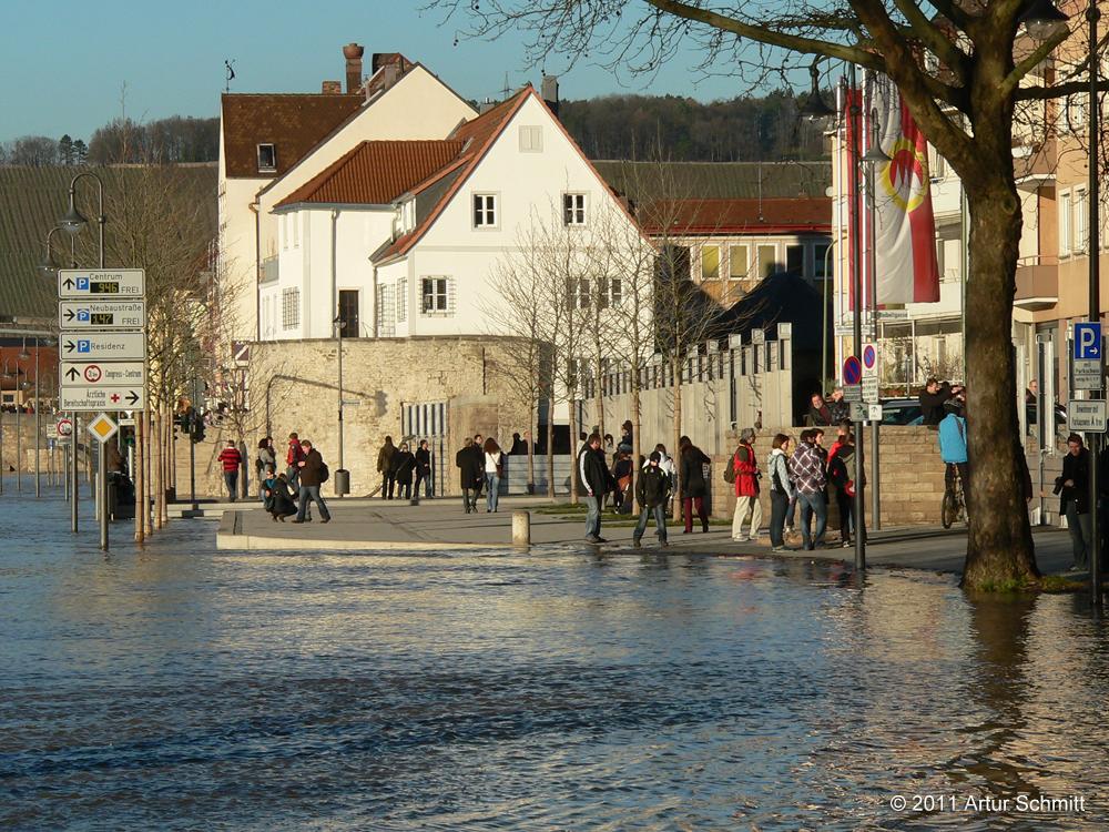 Hochwasser am 16.01.2011 in Würzburg. Willy-Brandt-Kai und Felix-Freudenberger-Platz.