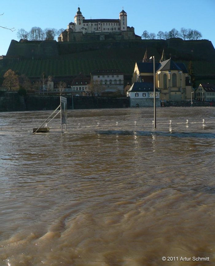 Hochwasser am 16.01.2011 in Würzburg. Der Main unterhalb der Festung Marienberg und St. Burkard.
