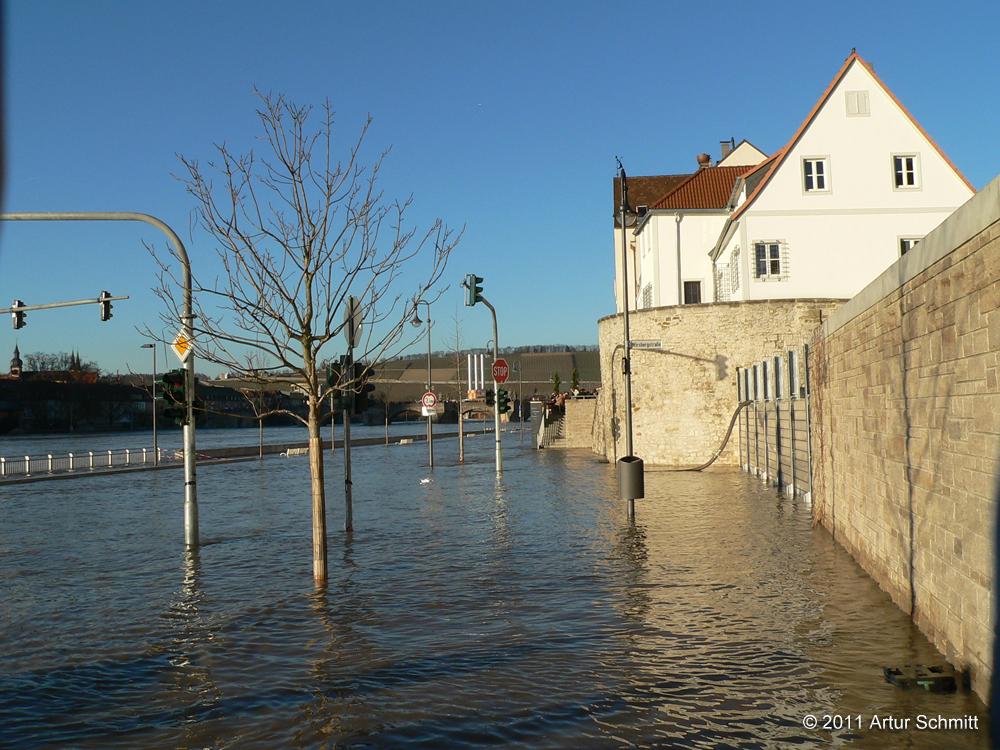 Hochwasser am 16.01.2011 in Würzburg. Überfluteter Oberer Mainkai mit Hochwasserschutzwand.