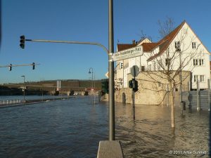 Hochwasser am 16.01.2011 in Würzburg. Überfluteter Willy-Brandt-Kai Höhe Einmündung Wirsbergstraße.