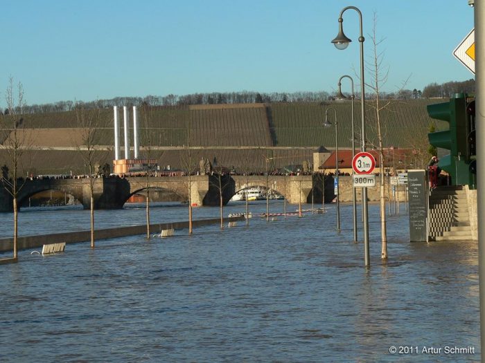 Hochwasser am 16.01.2011 in Würzburg. Überfluteter Oberer Mainkai mit Alter Mainbrücke.
