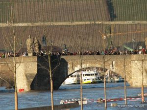 Hochwasser am 16.01.2011 in Würzburg. Hochwassertouristen auf der Alten Mainbrücke.