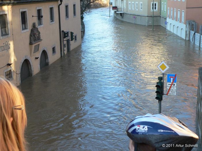Hochwasser am 16.01.2011 in Würzburg. Überfluteter Mainkai von der Alten Mainbrücke aus gesehen.