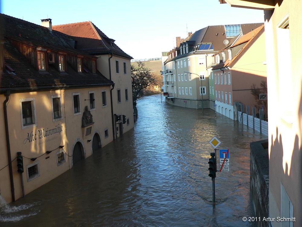 Hochwasser am 16.01.2011 in Würzburg. Überfluteter Mainkai von der Alten Mainbrücke aus gesehen.
