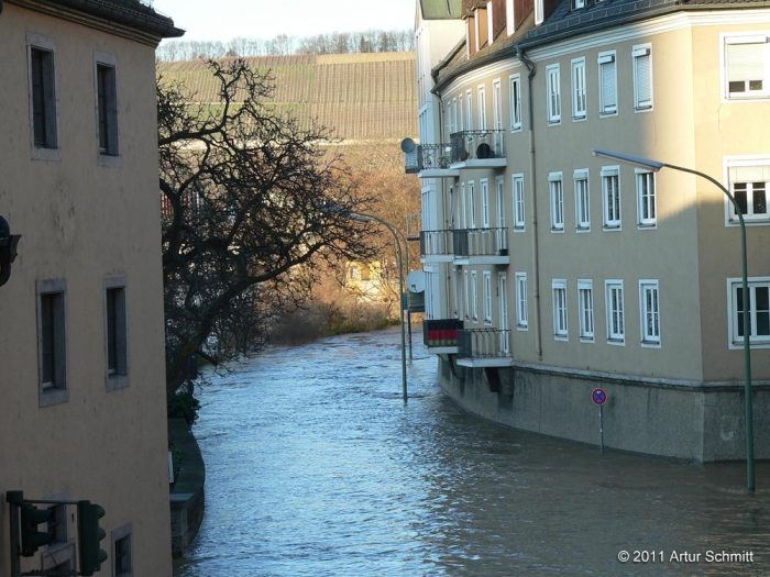 Hochwasser am 16.01.2011 in Würzburg. Überfluteter Mainkai an der Einmündung zur Karmelitenstraße von der Alten Mainbrücke aus gesehen.