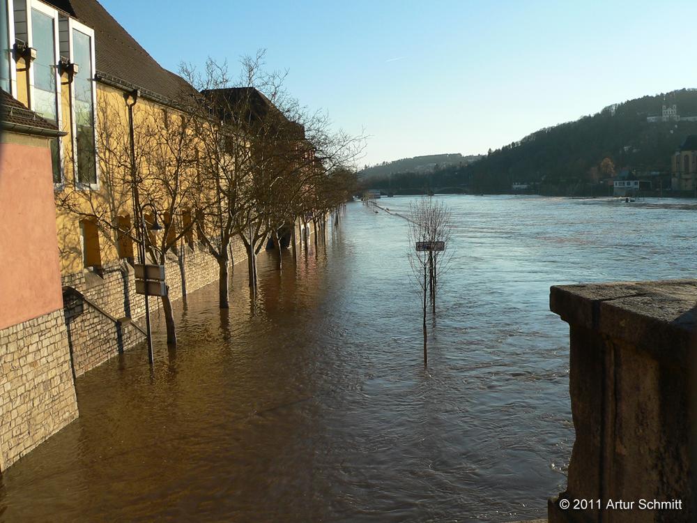 Hochwasser am 16.01.2011 in Würzburg. Überfluteter Oberer Mainkai in Höhe WÖHRL.