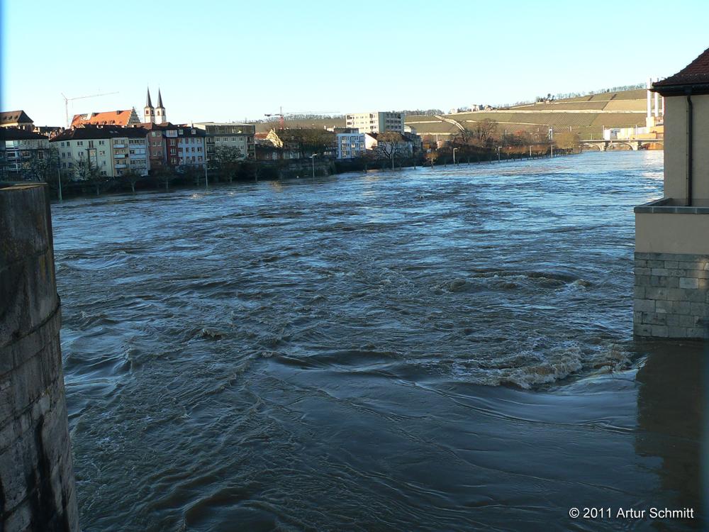Hochwasser am 16.01.2011 in Würzburg. Der Main unterhalb der Alten Mainbrücke.