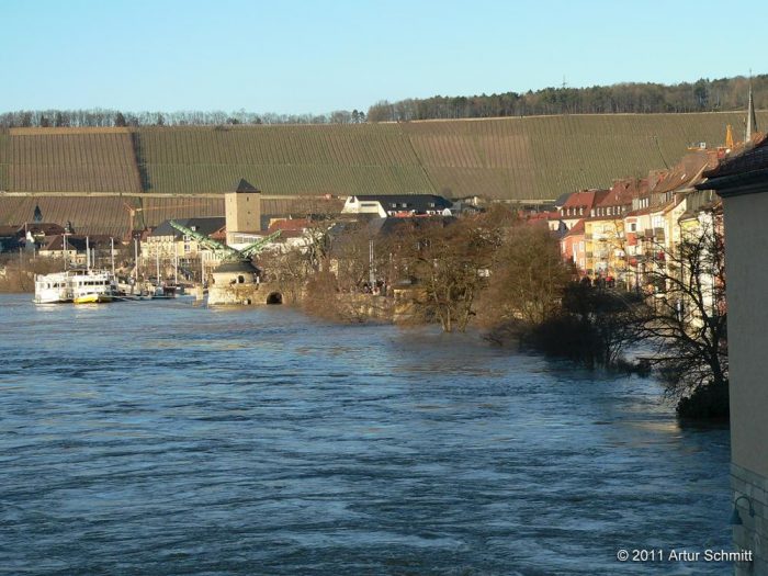 Hochwasser am 16.01.2011 in Würzburg. Blick von der Alten Mainbrücke in Richtung Alter Kranen und Pleich.