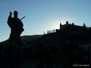 Während des Hochwassers am 16.01.2011 in Würzburg. Alte Mainbrücke: Sonnenuntergang an der Festung Marienberg.