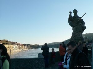 Hochwasser am 16.01.2011 in Würzburg. Blick von der Alten Mainbrücke auf den Main in Richtung Ludwigsbrücke.
