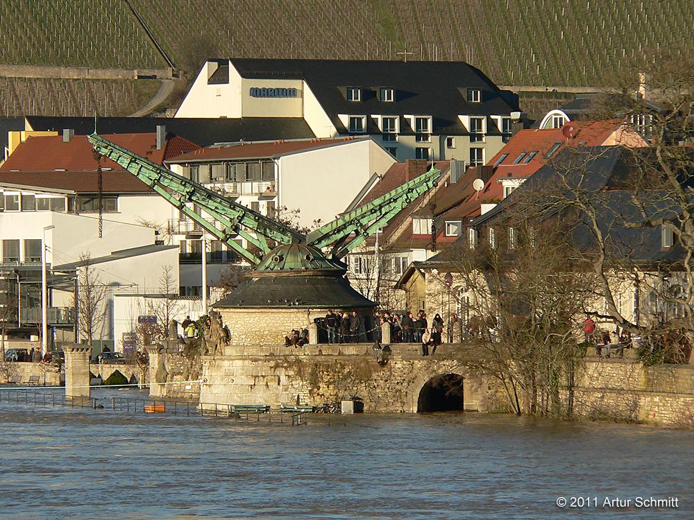 Hochwasser am 16.01.2011 in Würzburg - Alter Kranen mit Blick auf Weinlage "Stein".