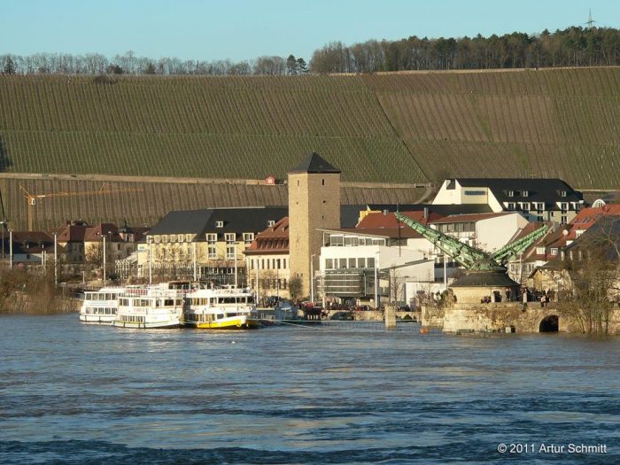 Hochwasser am 16.01.2011 in Würzburg. Personenschiffe am Alten Kranen mit Blick auf die Weinlage "Stein".