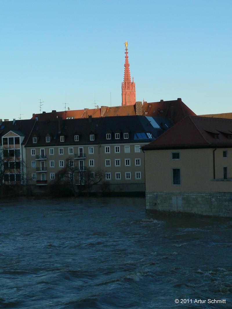 Hochwasser am 16.01.2011 in Würzburg. Blick auf den Turm der Marienkapelle am Marktplatz.