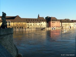 Hochwasser am 16.01.2011 in Würzburg. Überfluteter Oberer Mainkai in Höhe WÖHRL.