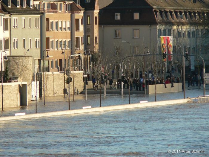 Hochwasser am 16.01.2011 in Würzburg. Blick von der Alten Mainbrücke auf den Felix-Freudenberger-Platz.