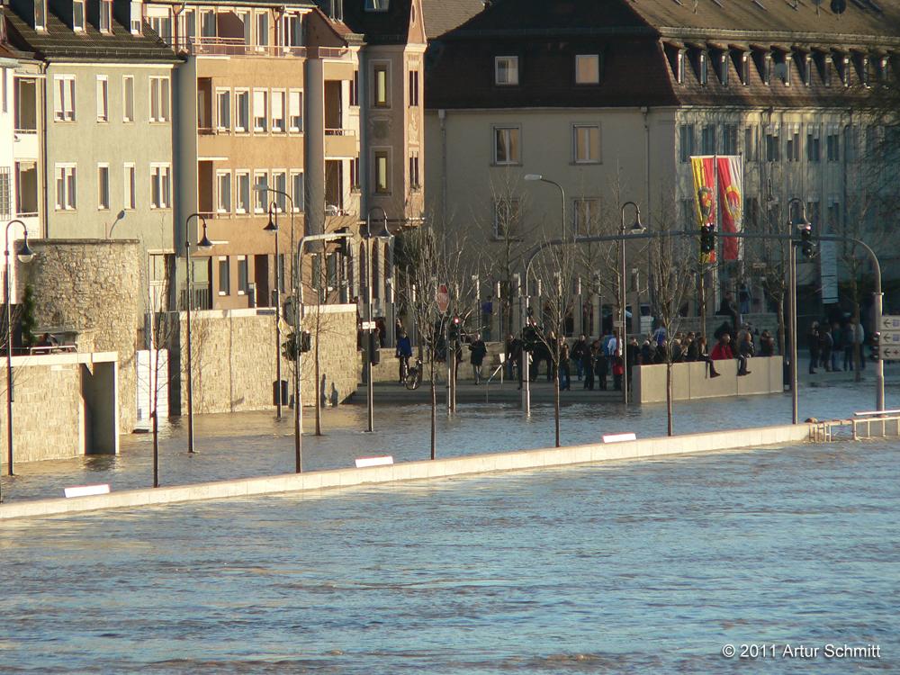 Hochwasser am 16.01.2011 in Würzburg. Blick von der Alten Mainbrücke auf den Felix-Freudenberger-Platz.