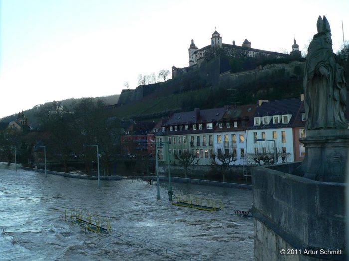Hochwasser am 16.01.2011 in Würzburg. Der Main in Höhe Saalgasse unterhalb der Festung Marienberg.
