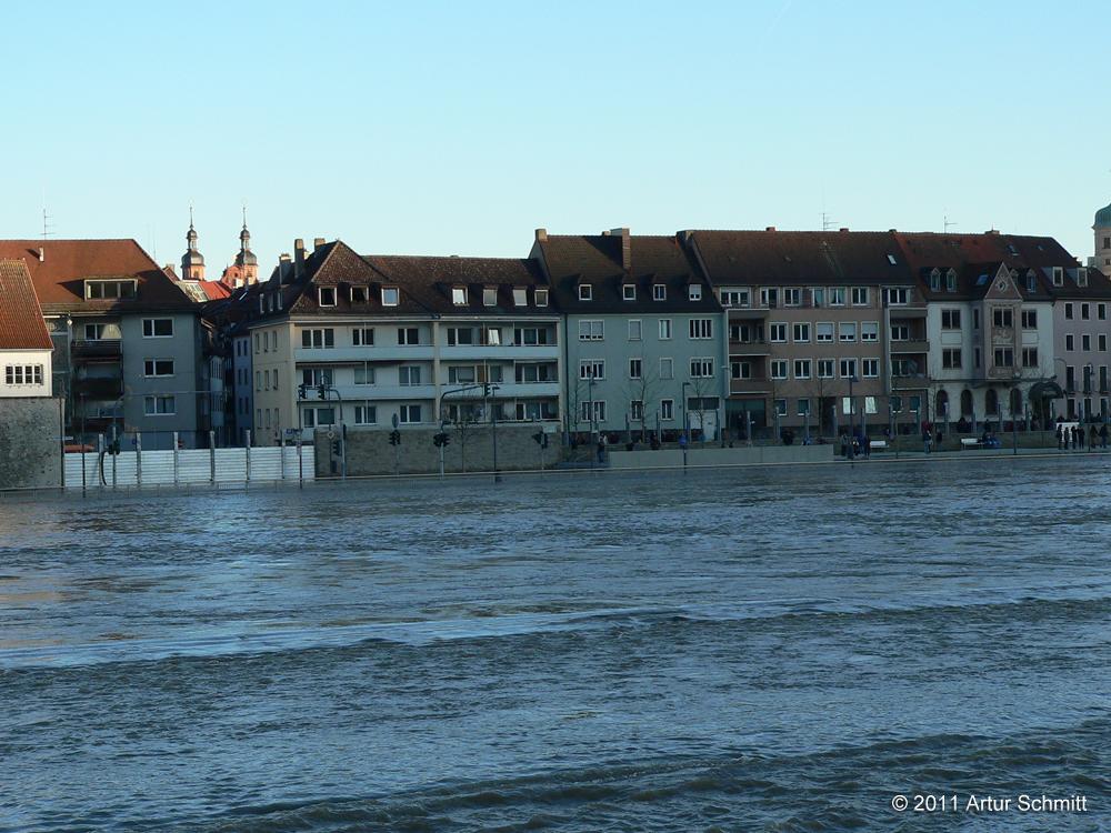 Hochwasser am 16.01.2011 in Würzburg. Blick von der Saalgasse auf den gegenüberliegenden Hochwasserschutz der Wirsbergstraße.