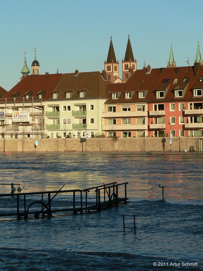 Hochwasser am 16.01.2011 in Würzburg. Blick von der Saalgasse auf den Oberen Mainkai mit den Türmen der Neumünsterkirche und dem St. Kiliansdom.