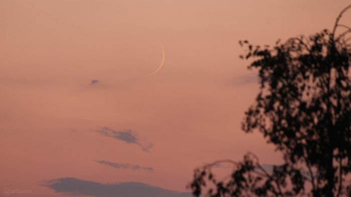 Schmale Mondsichel am 14. Juli 2018 um 21:49 Uhr erstmals nach Neumond sichtbar