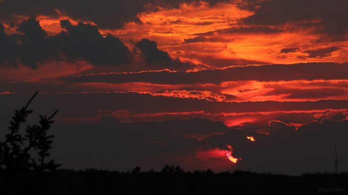 Sonnenuntergang am 16. Juli 2018 um 21:13 Uhr hinter Wolken