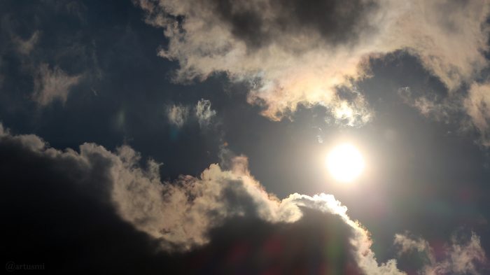 Sonne am 23. Juli 2018 um 16:30 Uhr vor der groß angekündigten Hitzewelle noch zwischen Wolken