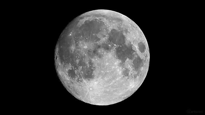 99,2% beleuchteter zunehmender Mond am 27. Juli 2018 um 00:17 Uhr