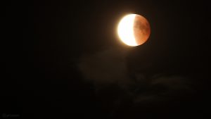 Der verfinsterte Mond am 27. Juli 2018 um 23:43 Uhr
