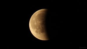 Der verfinsterte Mond am 27. Juli 2018 um 23:49 Uhr