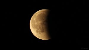 Der verfinsterte Mond am 27. Juli 2018 um 23:54 Uhr