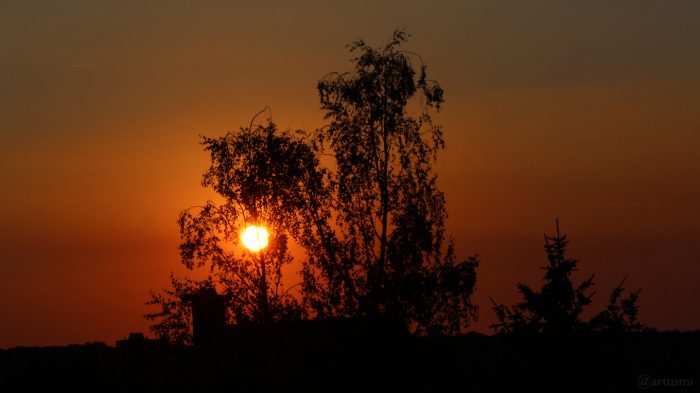 29 Grad im Schatten während des Sonnenuntergangs am 3. August 2018 um 20:35 Uhr