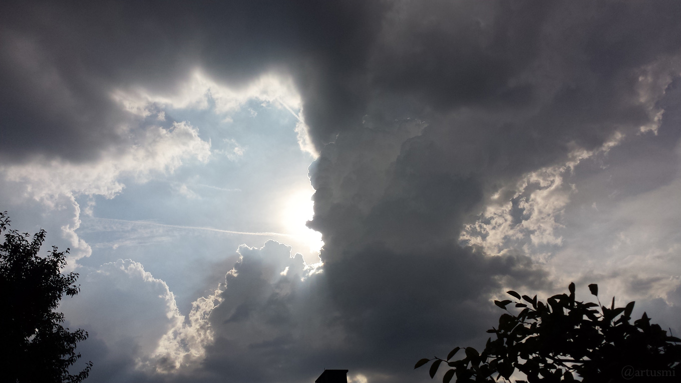 32 Grad im Schatten - Gewitterwolken am 17. August 2018 um 17:31 Uhr