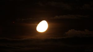 Flugzeug passiert Mond mit Goldenem Henkel am 20. September 2018 um 00:43 Uhr
